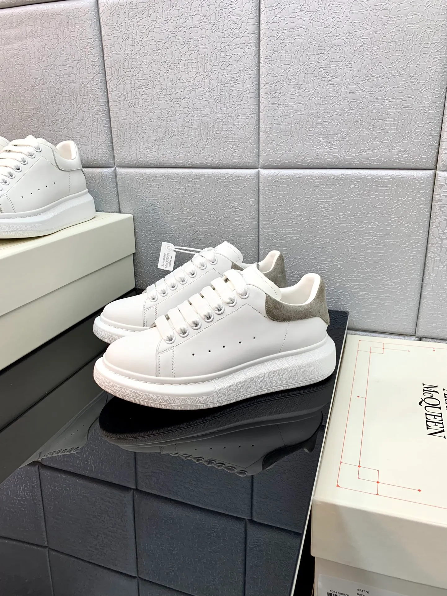 👟👟Ex-factory price👟👟Ex-factory price 480👟👟 Women's shoes Women's clothing 2022 latest upgraded version The latest McQueen white shoes original 1⃣: 1⃣ perfect replica ☑Delivery latest counter full set of packaging🎁Full series of color styles are constantly updated🥳🥳 🔺Fabric: Customized original matte silk cowhide 🔺Inner lining: imported water-dyed sheepskin lining/original customized soft cowhide pad 🔺Feet: ultra-clear high temperature air pressure logo➕soft latex pad 🔺outsole: rubber T👟👟factory price👟👟factory price U vacuum bottom/I👟👟factory price👟👟factory price original foam bottom, thick bottom about 4cm 🔺Size: Female M34-40 Male M39-45